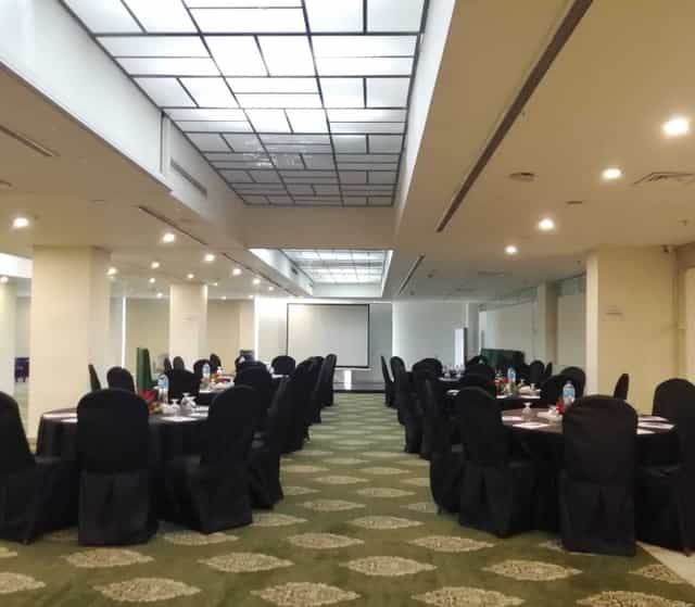 Elegant Platina Ballroom at Indigo Hotel with round tables, ideal for events and workshops.