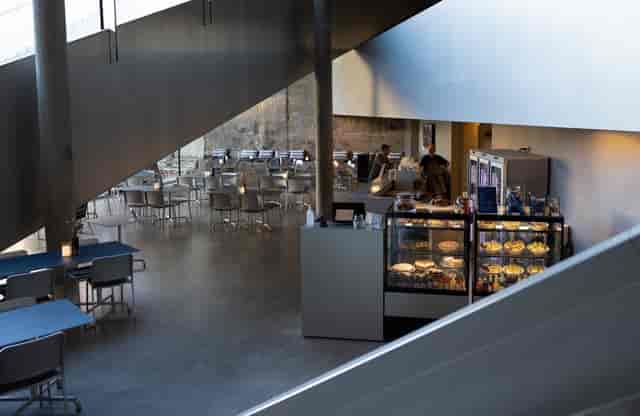 Café Spirrevippen: modern event space with natural light, ideal for meetings and networking.