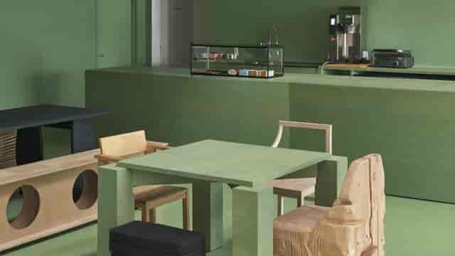 Modern minimalist meeting space at Café Spirrevippen, featuring green decor for brainstorming events.