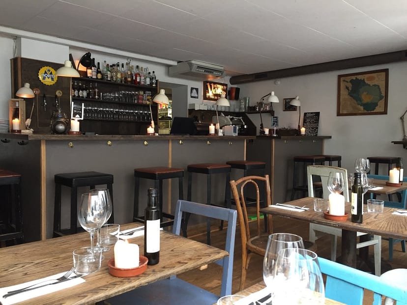 Cozy Bistro in Bibendum with polished bar, ideal for dining and private events.