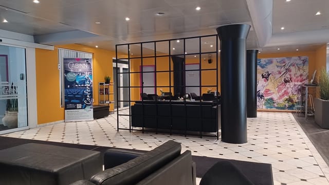 Modern event space at CABINN Aalborg, perfect for receptions and meetings.