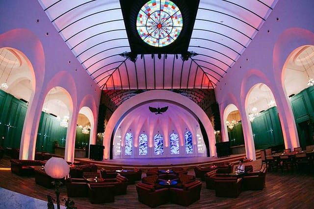 Lounge in The Pallas: elegant event space with high ceilings for meetings or gatherings.