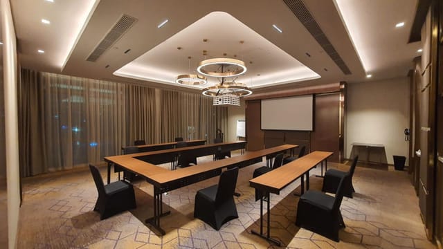 Modern meeting room at Hotel Arwana with U-shaped layout, ideal for corporate events.