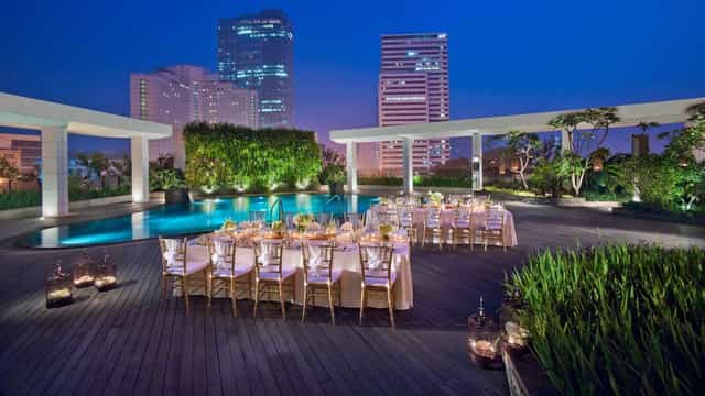 Elegant outdoor dining setup at Mandarin Ballroom, Jakarta for upscale events.