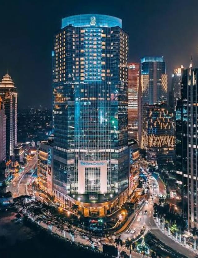 Ritz-Carlton Jakarta suites with city skyline, ideal for corporate events and networking.