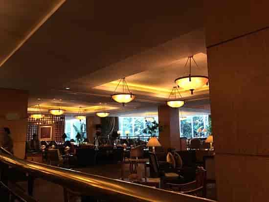 Sophisticated Cascade Lounge meeting space with modern decor, ideal for seminars and gatherings.
