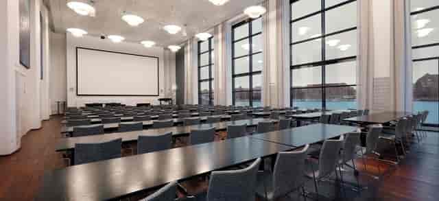 Spacious Selskabslokaler meeting room with natural light, ideal for conferences and events.
