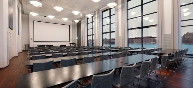 Spacious Selskabslokaler meeting room with natural light, ideal for conferences and events.