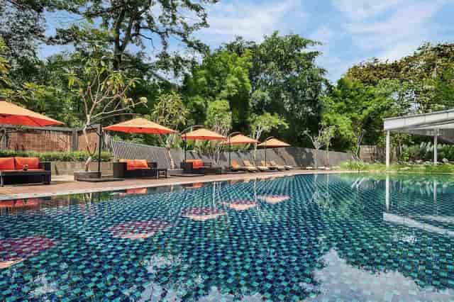 Vibrant Uluwatu poolside at Gran Meliá Jakarta, perfect for outdoor events and gatherings.