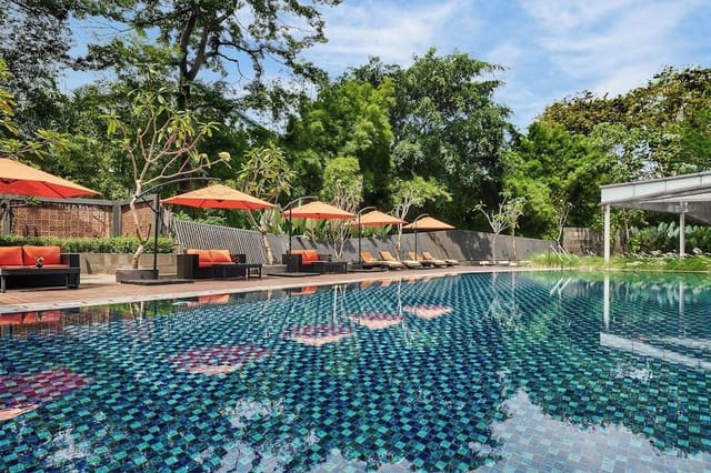 Vibrant Uluwatu poolside at Gran Meliá Jakarta, perfect for outdoor events and gatherings.