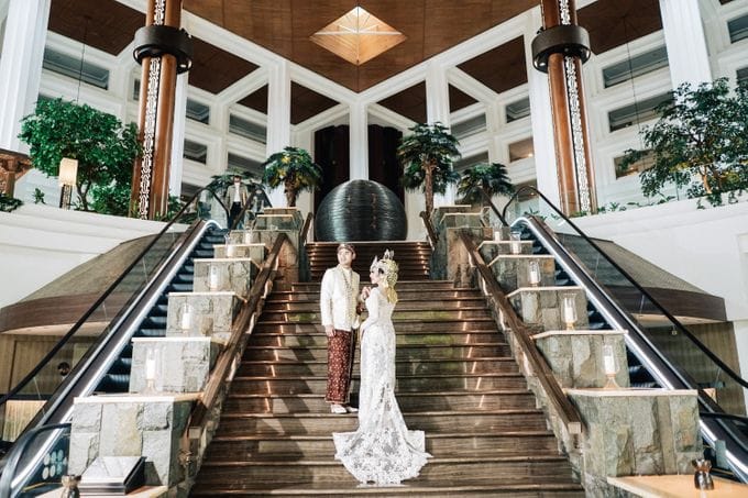 Elegant couple on grand staircase at Jimbaran, ideal for upscale weddings and gala events.