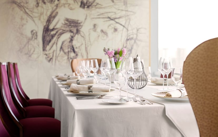 Elegant dining table in London Meeting Room, Raffles Jakarta for upscale events.
