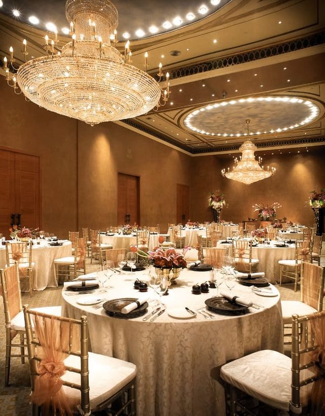 Elegant banquet hall with round tables, ideal for weddings and corporate events.