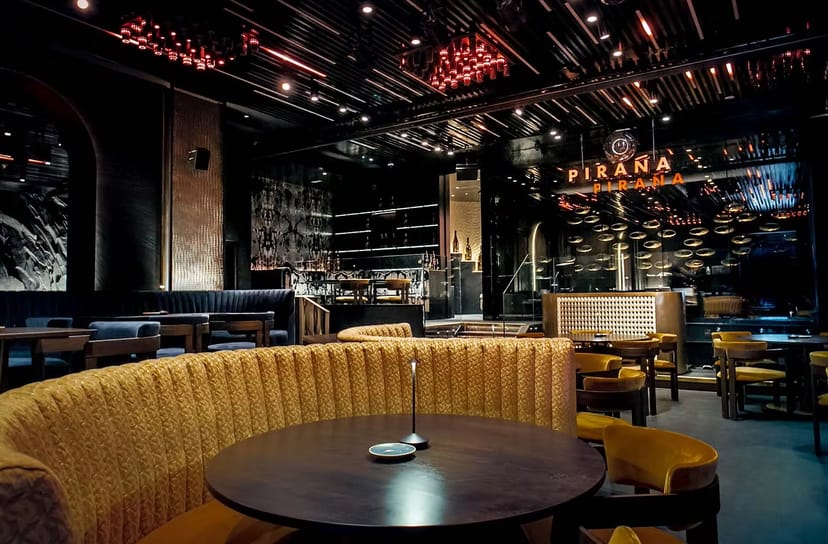 Stylish modern Main Dining Room in Piraña, ideal for networking events and gatherings.