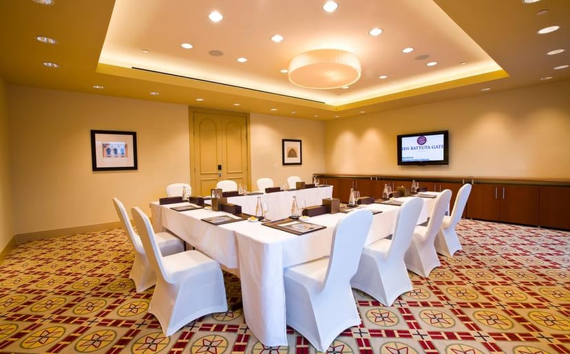 Sophisticated event suite with white-draped table in Dubai for professional meetings.