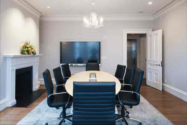Modern conference room in French Library with circular table for meetings and presentations.