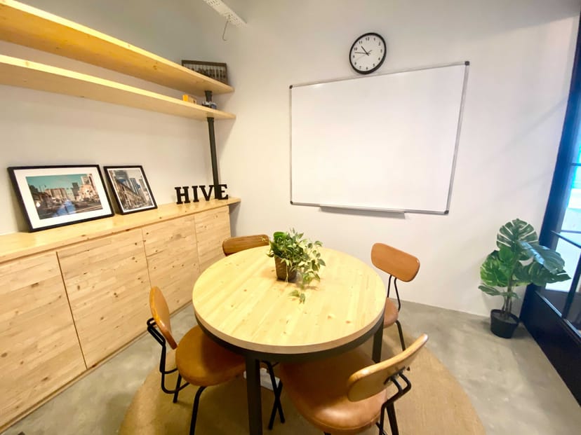 6-16 Pax Meeting Room with circular table, ideal for corporate meetings and brainstorming sessions.