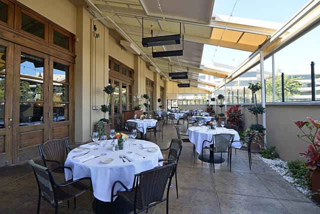 Outdoor dining bar at Il Fornaio Manhattan Beach, perfect for elegant events and gatherings.