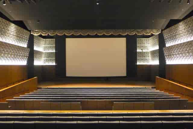 Oprah Winfrey Theater: elegant conference hall for presentations and seminars.
