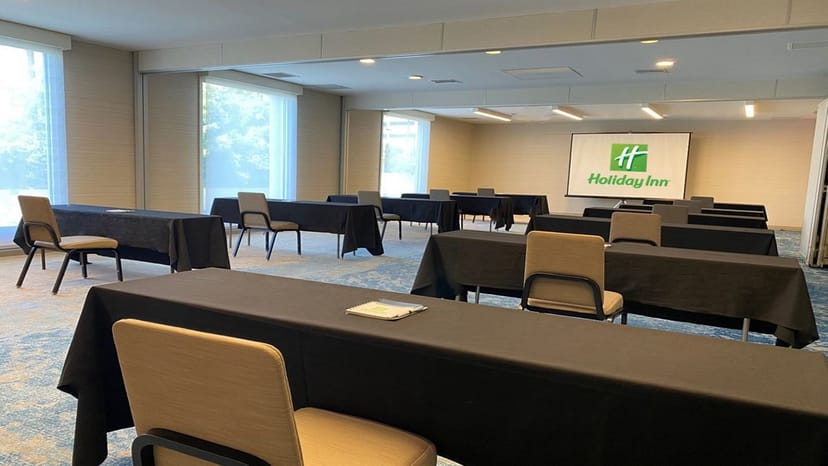 Starting Point Meeting Room at Holiday Inn LAX with bright natural light, ideal for conferences.
