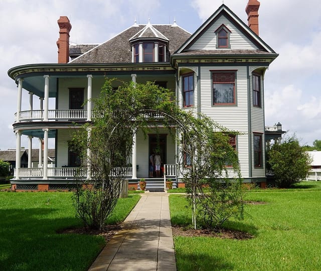 Historic mansion at George Ranch Historical Park, perfect for weddings and outdoor events.