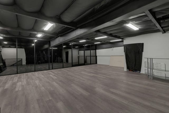 RRB Studios: modern event venue with high ceilings, ideal for corporate gatherings and workshops.