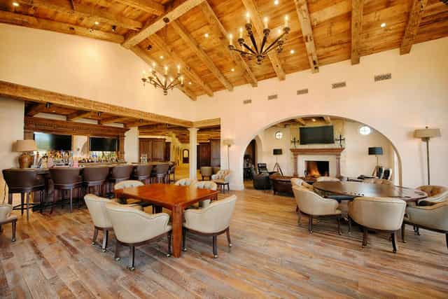Lakeside Pavilion at Houston Oaks: elegant venue with wooden beams for meetings and receptions.
