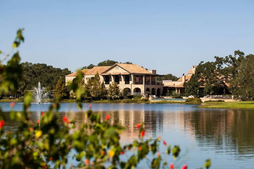 Lakeside Pavilion at Houston Oaks: elegant venue for weddings and corporate retreats.
