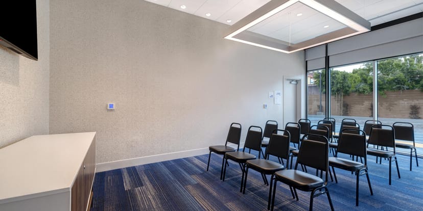 Holiday Inn Express & Suites Glendale ...