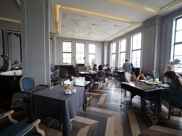 Stylish event venue at Bund 18 with elegant seating for meetings and networking.