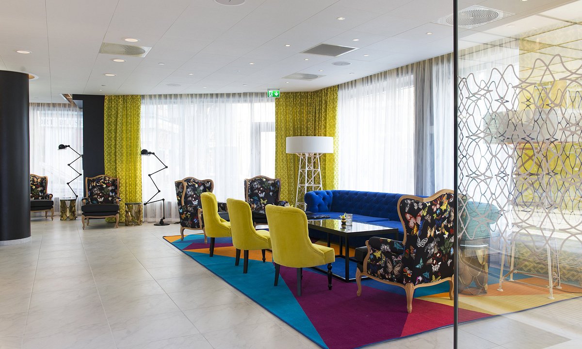 Modern lounge at Clarion Hotel® The Hub, ideal for networking events and meetings.