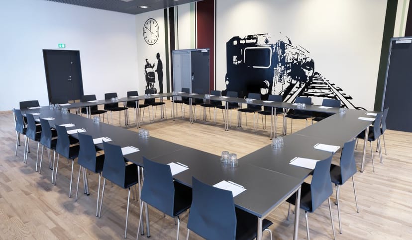 U-shaped meeting room at Danish Institute for Parties and Democracy, ideal for workshops.