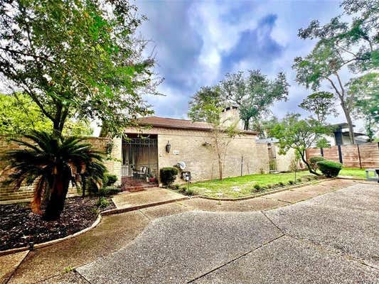 Charming garden venue with lush landscaping, ideal for intimate gatherings and events.