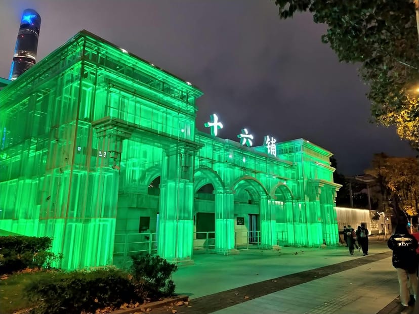 "Vibrant green outdoor venue at Huangpu River for events and promotions."