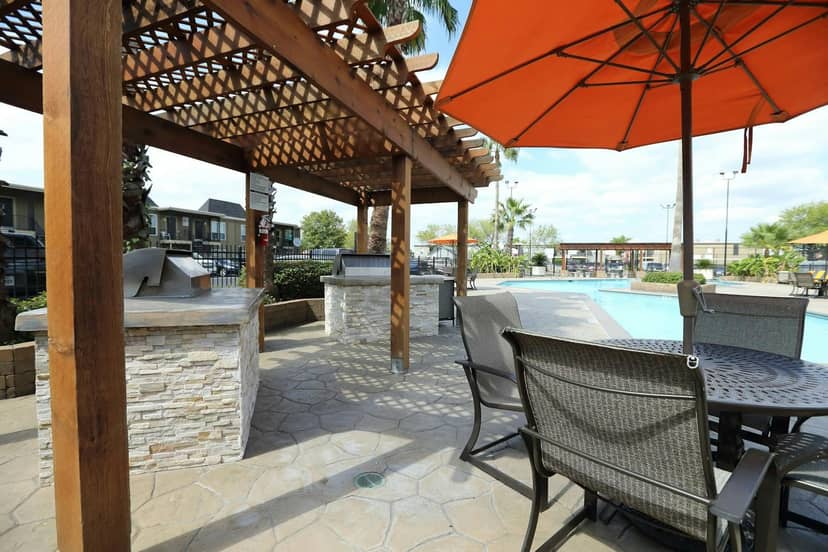Community Room at Willow Creek: outdoor seating, perfect for casual meetings and networking.