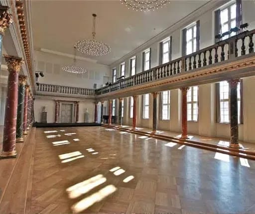 Elegant exhibition space in Copenhagen with high ceilings, perfect for corporate events.