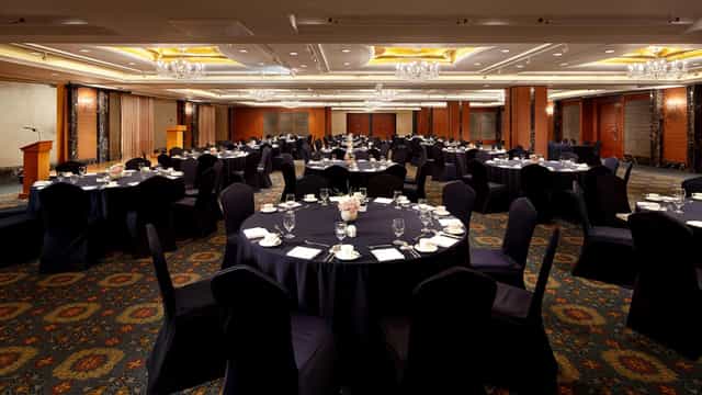 Elegant banquet hall at LOTTE HOTEL WORLD featuring round tables for corporate events.