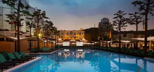 Private plunge pools at Banyan Tree Club & Spa Seoul, perfect for luxury events.