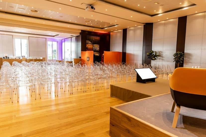Sleek event space with transparent chairs for a professional seminar at Aéro-Club de France.