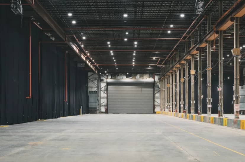 Versatile industrial venue in Brooklyn with high ceilings for events and exhibitions.