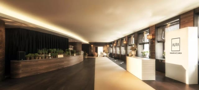 Aura Event Saal Zurich: sleek wooden finishes, versatile space for corporate events and workshops.