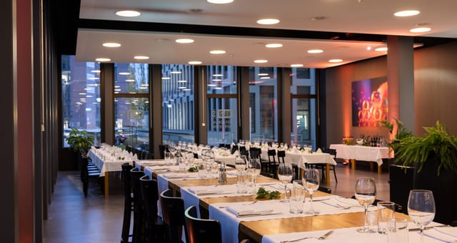 Elegant cafe in Wagi S with long tables, perfect for corporate events or private gatherings.