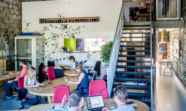 Modern coworking space in Impact Hub Zürich with bright colors, ideal for meetings and collaboration.