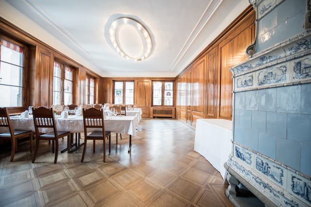 Elegant dining room at Zunfthaus zur Zimmerleuten for intimate events and meetings.