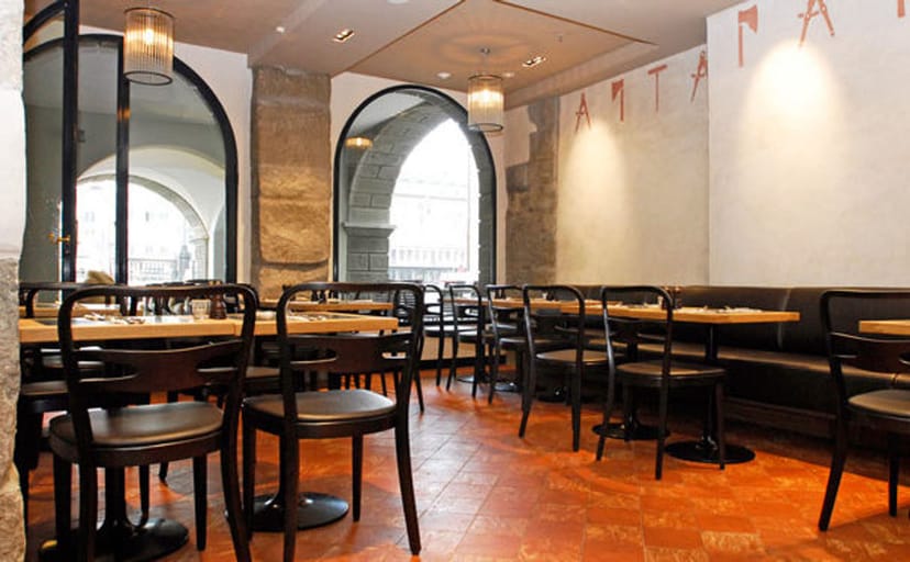 Stylish dining space in Zunfthaus zur Zimmerleuten, ideal for meetings and gatherings.