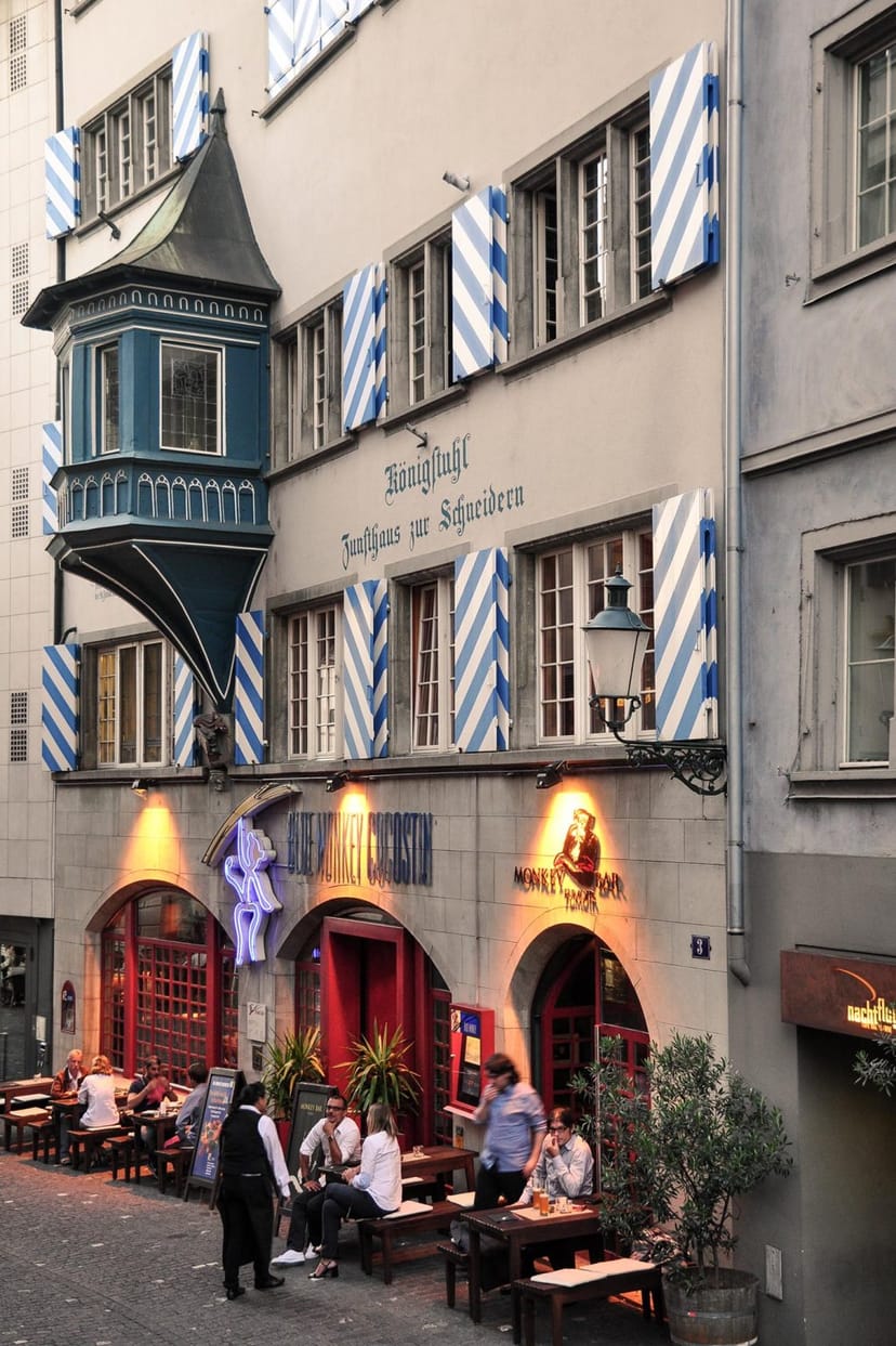Restaurant in Zum Königstuhl with blue accents, perfect for corporate events and celebrations.