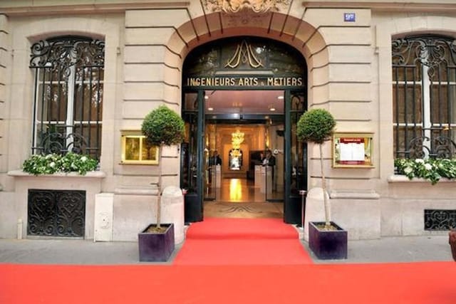 Gastronomic restaurant entrance with red carpet, ideal for upscale events and meetings.
