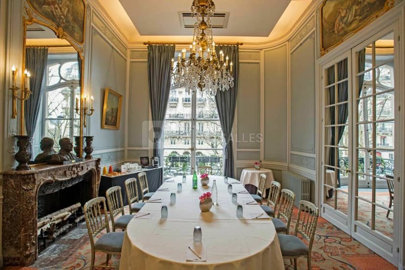 Elegant meeting space in Hôtel des Arts & Métiers, perfect for intimate events and gatherings.