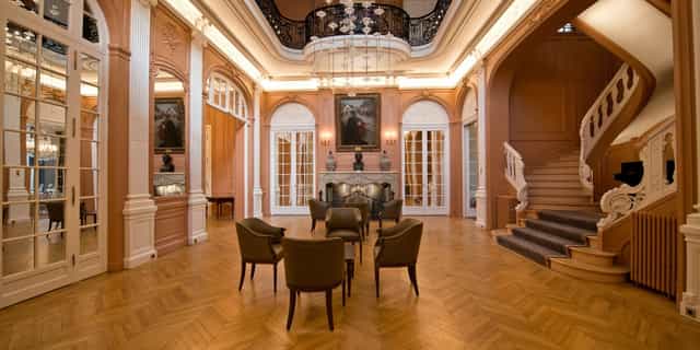 Elegant meeting space at Hôtel des Arts & Métiers for corporate events and gatherings.