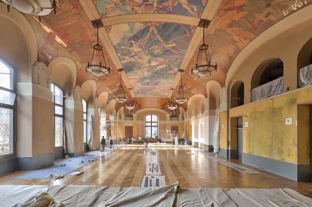 Spacious event hall with ornate ceiling, ideal for Paris conferences and banquets.